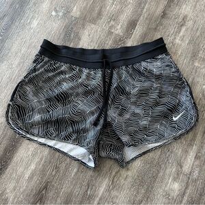 NIKE size small Women's Black and White Patterned Shorts